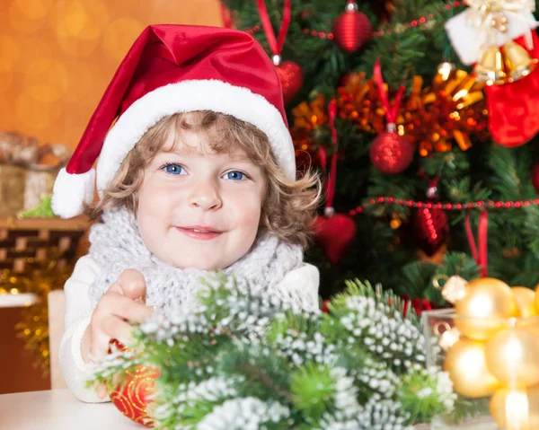 Счастливый ребенок в шляпе Санта — стоковое фото