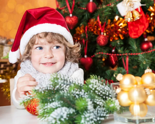 Criança feliz no chapéu do Pai Natal — Fotografia de Stock