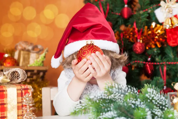 Niño feliz sosteniendo la bola de Navidad —  Fotos de Stock