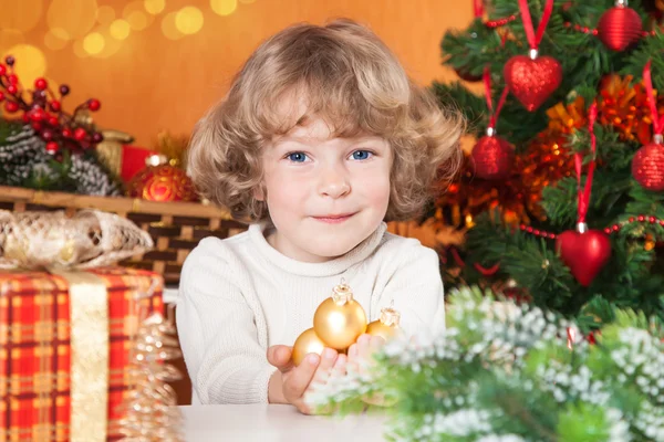 Lyckligt barn innehav guld bollar — Stockfoto