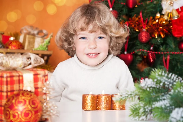 Boldog gyermek gazdaság ajándék — Stock Fotó