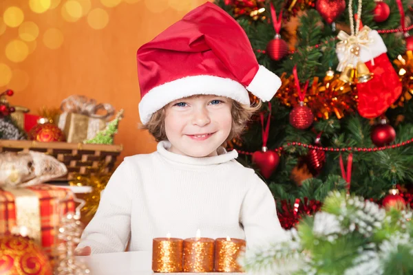 Szczęśliwy uśmiechający się dziecko w kapelusz Świętego Mikołaja — Zdjęcie stockowe