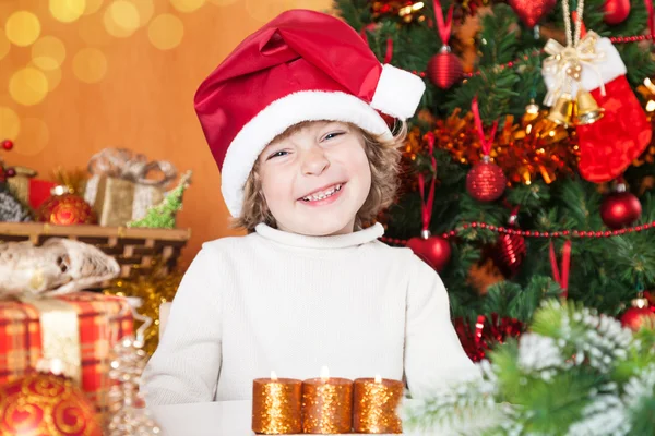 微笑在圣诞老人的帽子里的孩子 — 图库照片