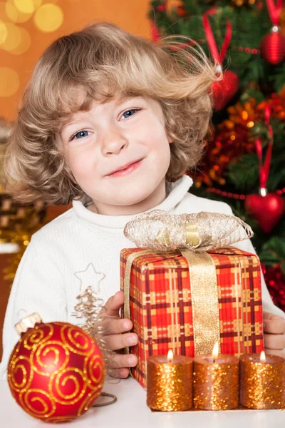 Улыбающийся ребенок с подарком — стоковое фото