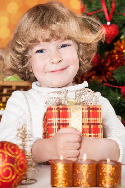 Счастливый ребенок в подарочной коробке — стоковое фото