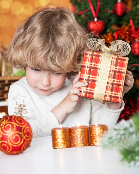 Divertente bambino in possesso di regalo — Foto Stock