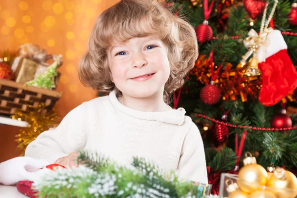 Счастливый ребенок в канун Рождества — стоковое фото