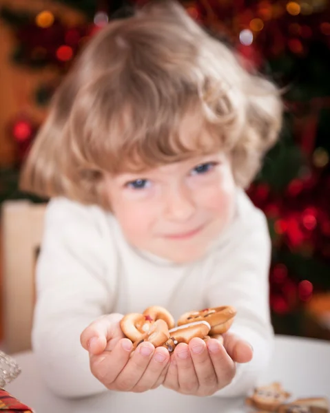 Criança feliz segurando cookies — Fotografia de Stock