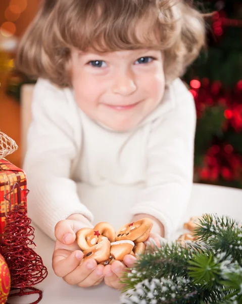 Смешной ребенок держит печенье — стоковое фото