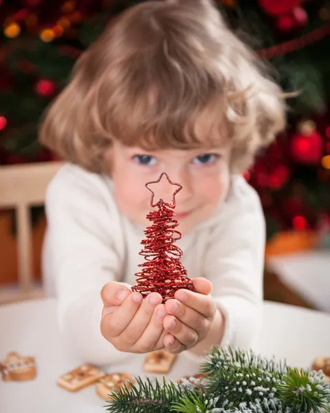 Щаслива дитина тримає різдвяні прикраси — стокове фото