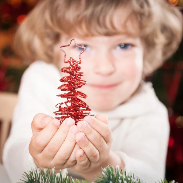 Šťastné dítě s Vánoční dekorace — Stock fotografie