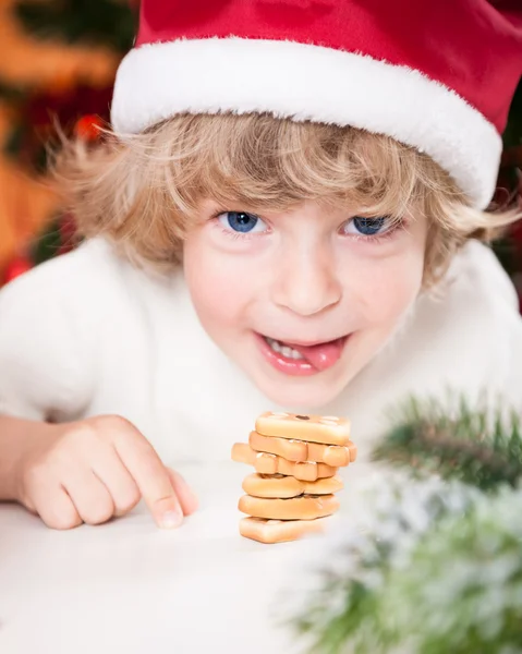 Criança engraçada no chapéu do Pai Natal — Fotografia de Stock