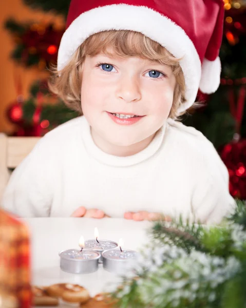 Criança sorrindo engraçada no chapéu do Papai Noel — Fotografia de Stock