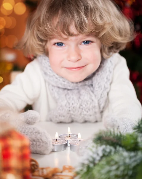 クリスマスろうそくを持つ子供の笑顔 — ストック写真