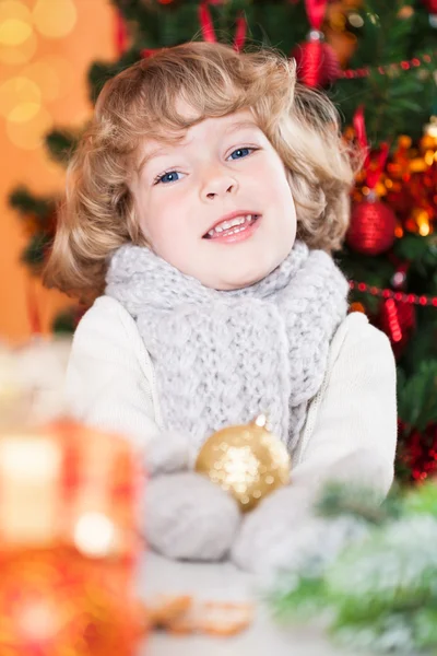 Šťastné dítě drží vánoční koule — Stock fotografie