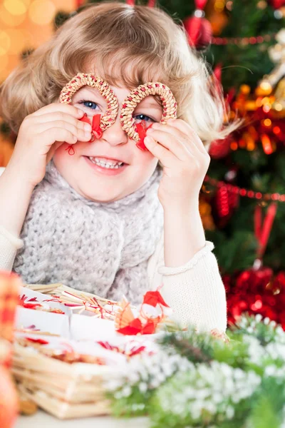 Смешной ребенок держит рождественские украшения ручной работы — стоковое фото