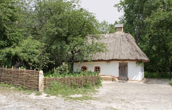 Устаревший загородный дом — стоковое фото