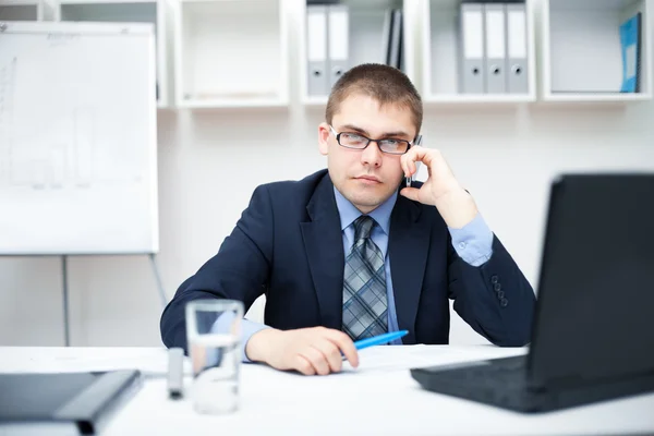 Giovane uomo d'affari che parla al cellulare in ufficio — Foto Stock