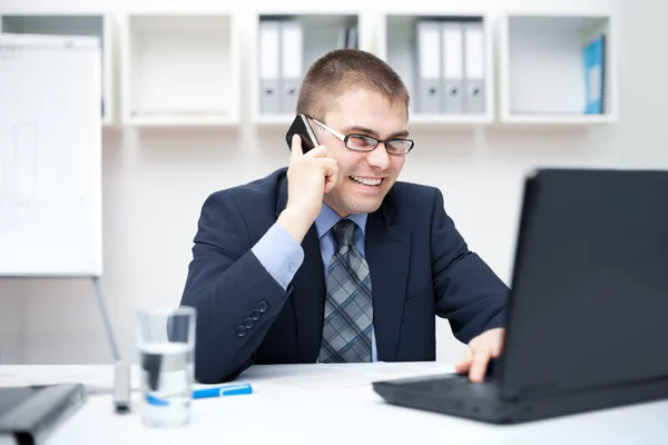 Portret uśmiechnięty mężczyzna młody biznes rozmowy na telefon komórkowy i — Zdjęcie stockowe