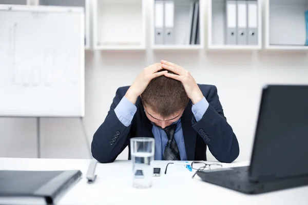 ΝΕΩΝ ΕΠΙΧΕΙΡΗΜΑΤΙΩΝ άνθρωπος με προβλήματα και το άγχος στο γραφείο — Φωτογραφία Αρχείου