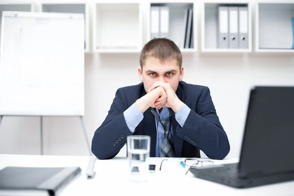 Tankfull ung affärsman i office — Stockfoto