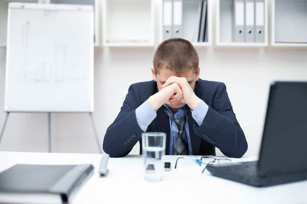 Jovem homem de negócios com problemas e estresse no escritório — Fotografia de Stock