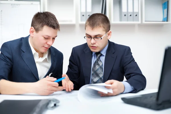 Two young businessmen working together in office — Stock Photo, Image