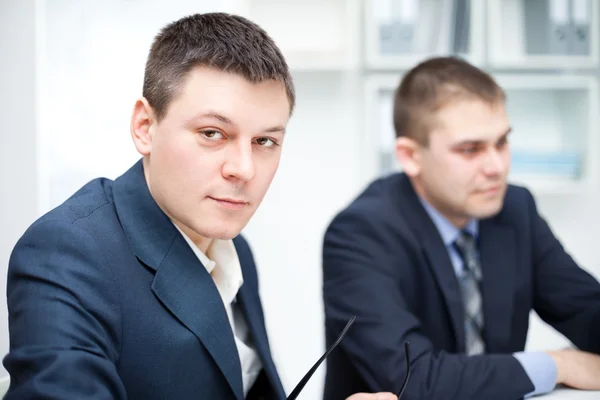 Портрет двох молодих бізнесменів в офісі — стокове фото