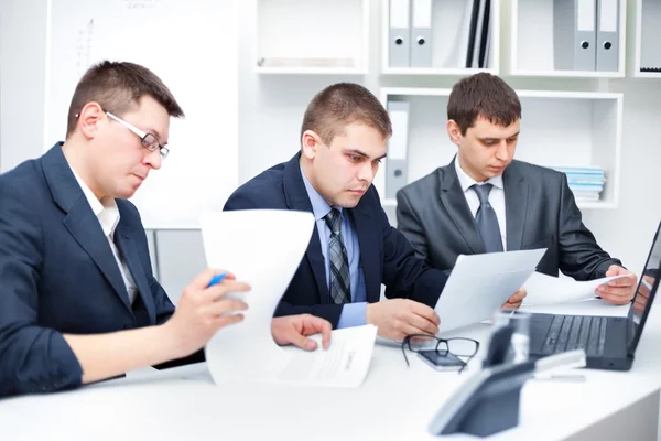 Team av unga affärsmän som arbetar tillsammans på kontoret — Stockfoto