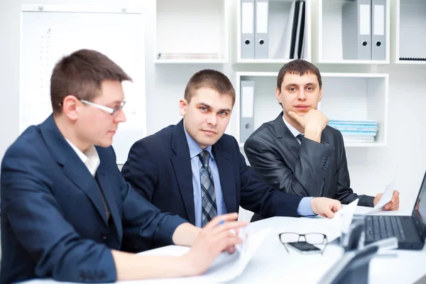 Team junger Geschäftsleute arbeitet im Büro zusammen — Stockfoto