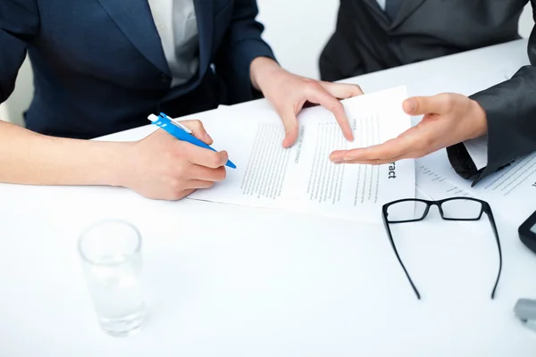 Закрыть руки бизнесмена при подписании контракта — стоковое фото