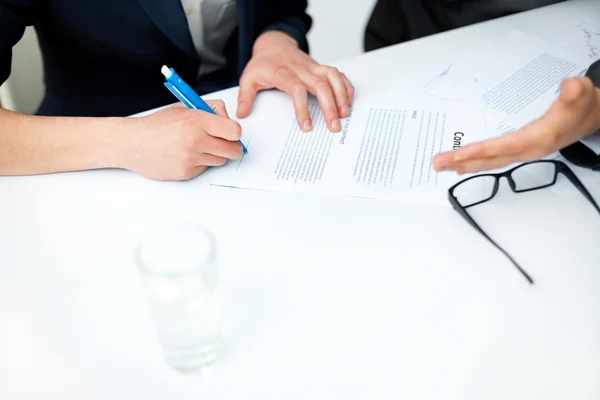 Close up van zakenman handen ondertekening van een contract — Stockfoto