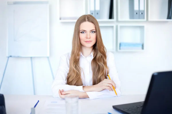 Portret piękny młody biznes kobieta siedzi przy biurku w br — Zdjęcie stockowe