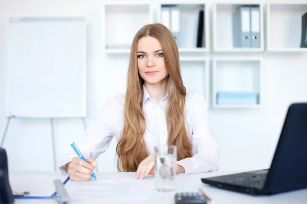 Портрет красивой молодой деловой женщины в офисе, делающей — стоковое фото