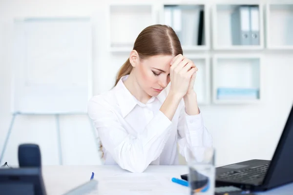 Zmęczony młody biznes kobieta w biurze jasny — Zdjęcie stockowe