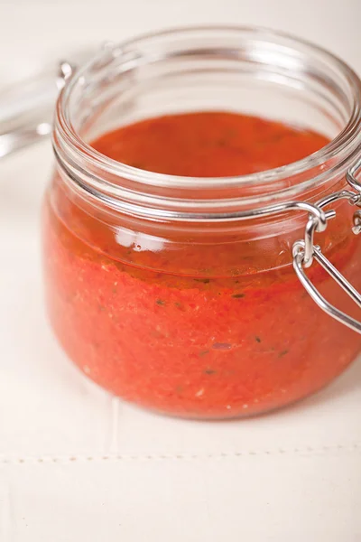 在罐子里的香辣番茄汁 — 图库照片