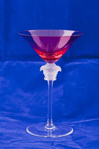 Verre à martini rouge avec une sculpture en verre détaillée — Photo