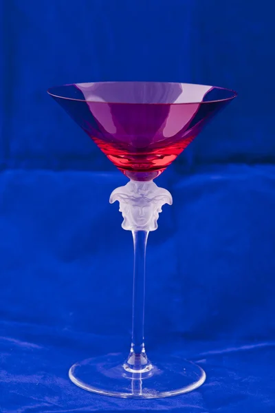 Verre à martini rouge avec une sculpture en verre détaillée — Photo