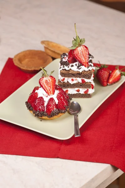 Tarta de fruta de fresa y pastel de fresa de chocolate en capas en un plato —  Fotos de Stock