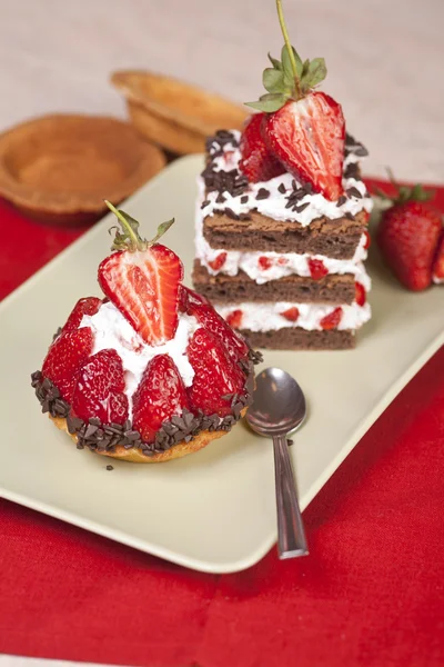 Tarta de fruta de fresa y pastel de fresa de chocolate en capas en un plato —  Fotos de Stock