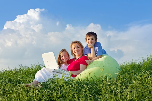 Woman with kids hanging out relaxing — Stock Photo, Image
