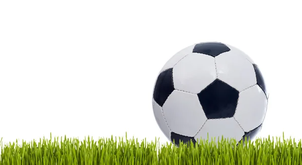 Bola de futebol clássico na grama — Fotografia de Stock