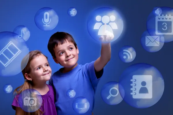 Kinder greifen auf Cloud-Anwendungen zu — Stockfoto