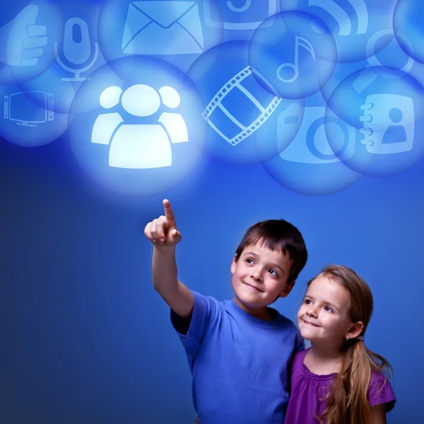 Enfants accédant aux applications cloud — Photo