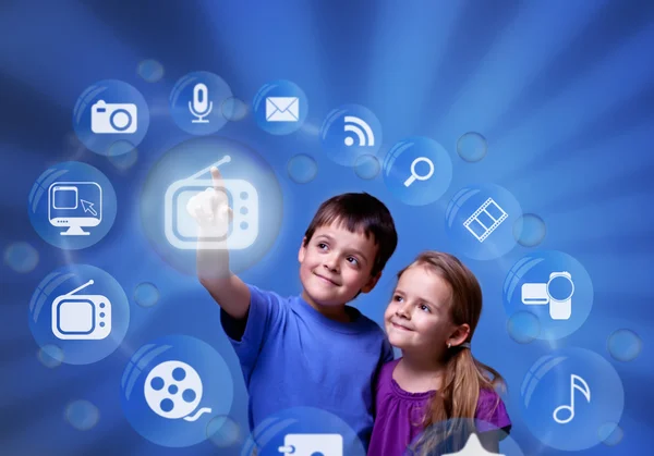 Crianças acessando aplicativos de entretenimento modernos da nuvem — Fotografia de Stock