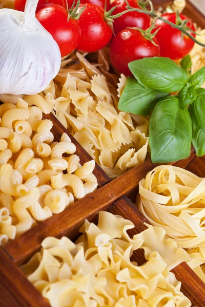 Varietà di pasta con condimento specifico — Foto Stock