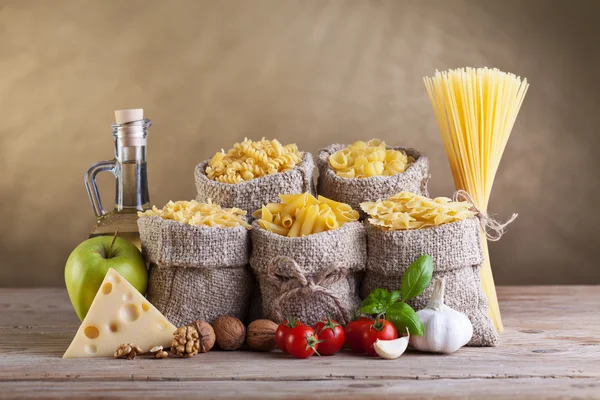 Hälsosam kost med pasta och färska råvaror — Stockfoto