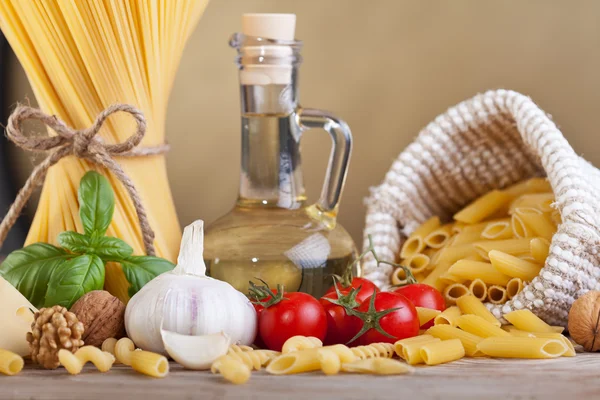 Preparazione della pasta con ingredienti specifici — Foto Stock