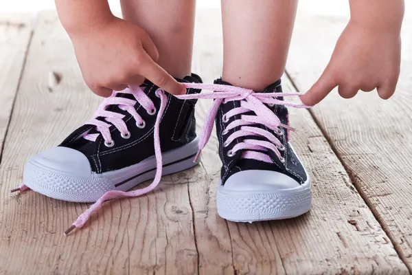 Kind bindet erfolgreich Schuhe — Stockfoto