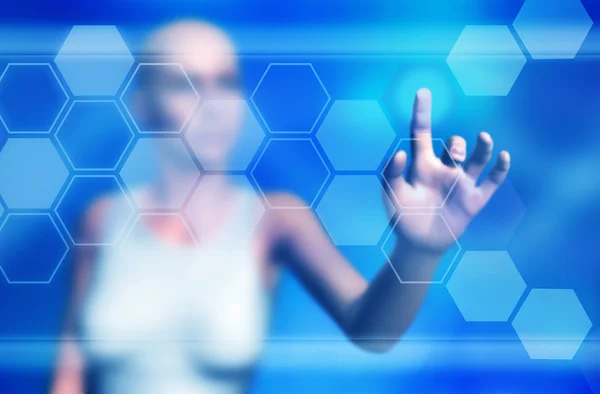 Frau berührt virtuelle Knöpfe auf großem Bildschirm — Stockfoto